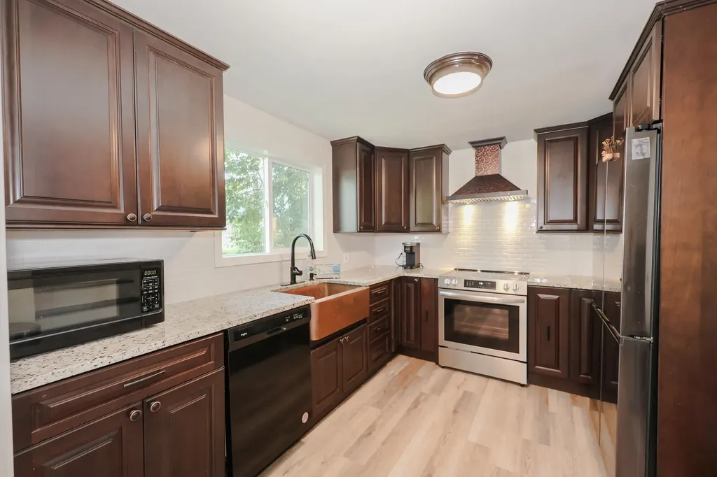 31 Grove Avenue Salem NH 03079