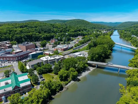 35 Railroad Row Road Hartford VT 05001
