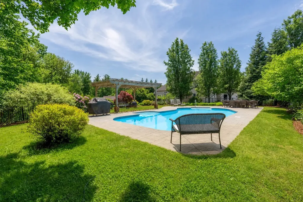 12 Rachel Way Bedford NH 03110