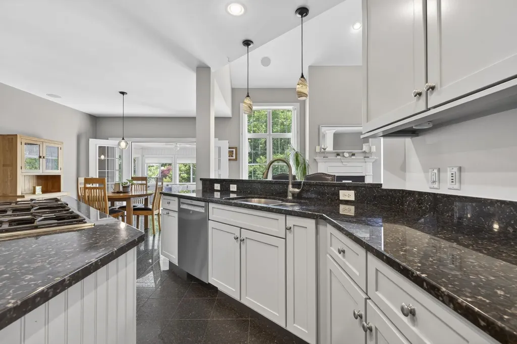 12 Rachel Way Bedford NH 03110