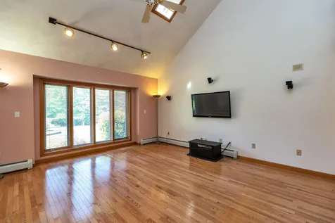 8 Longview Drive Bow NH 03304