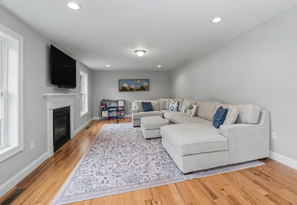 265 Standish Lane Hudson NH 03051