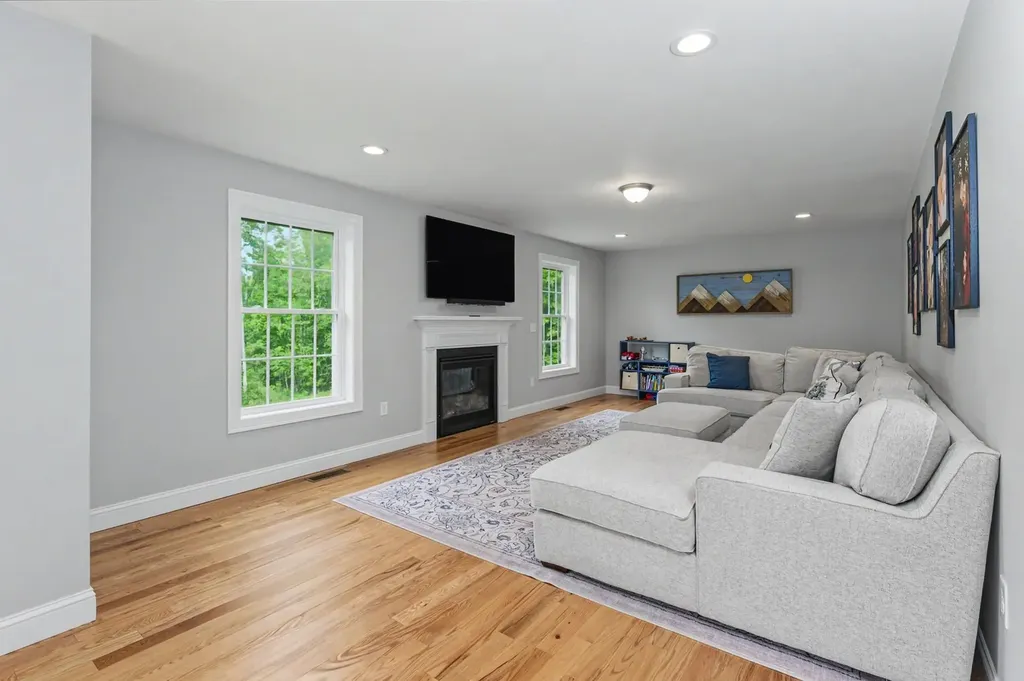 265 Standish Lane Hudson NH 03051