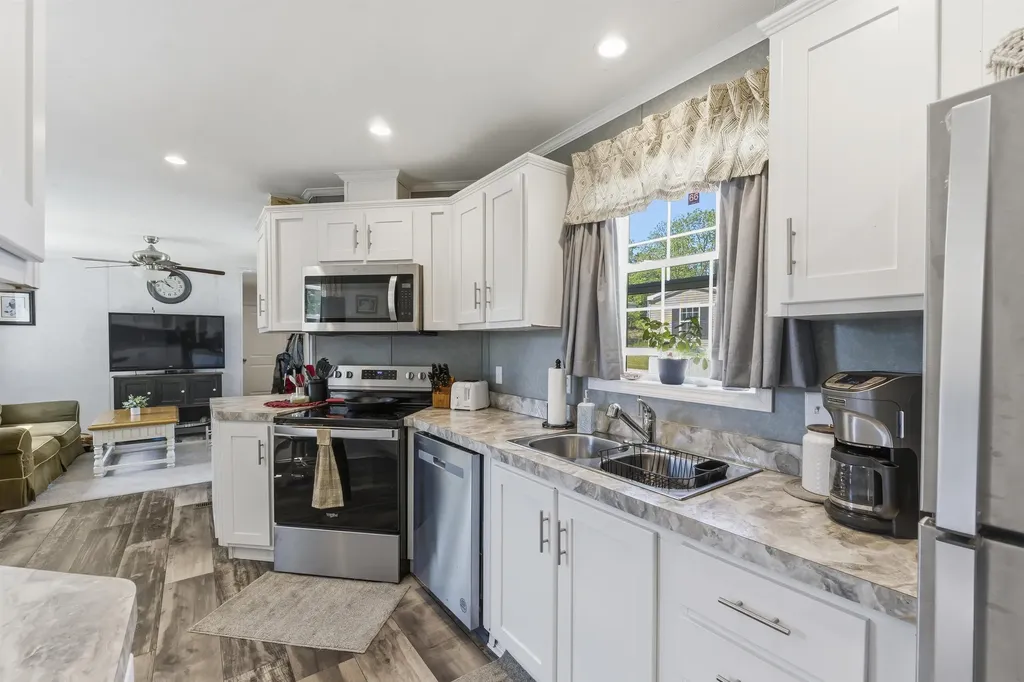 11 Daisy Drive Pittsfield NH 03263