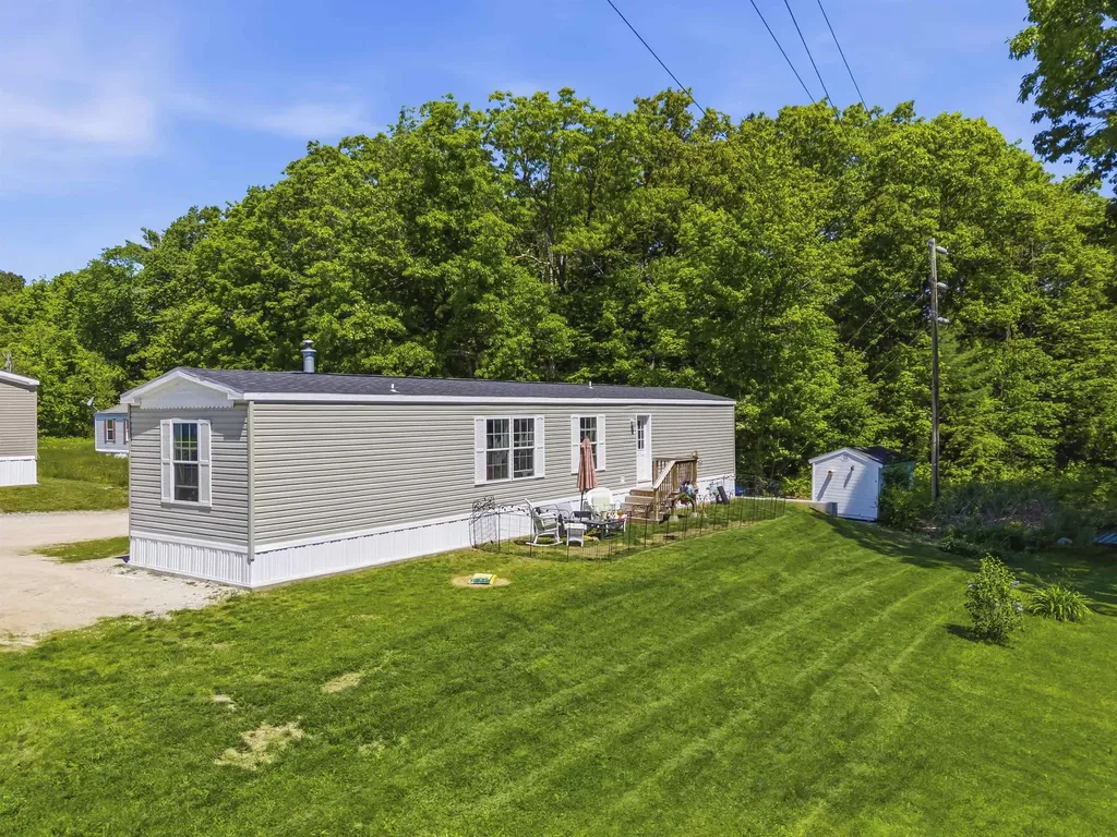 11 Daisy Drive Pittsfield NH 03263