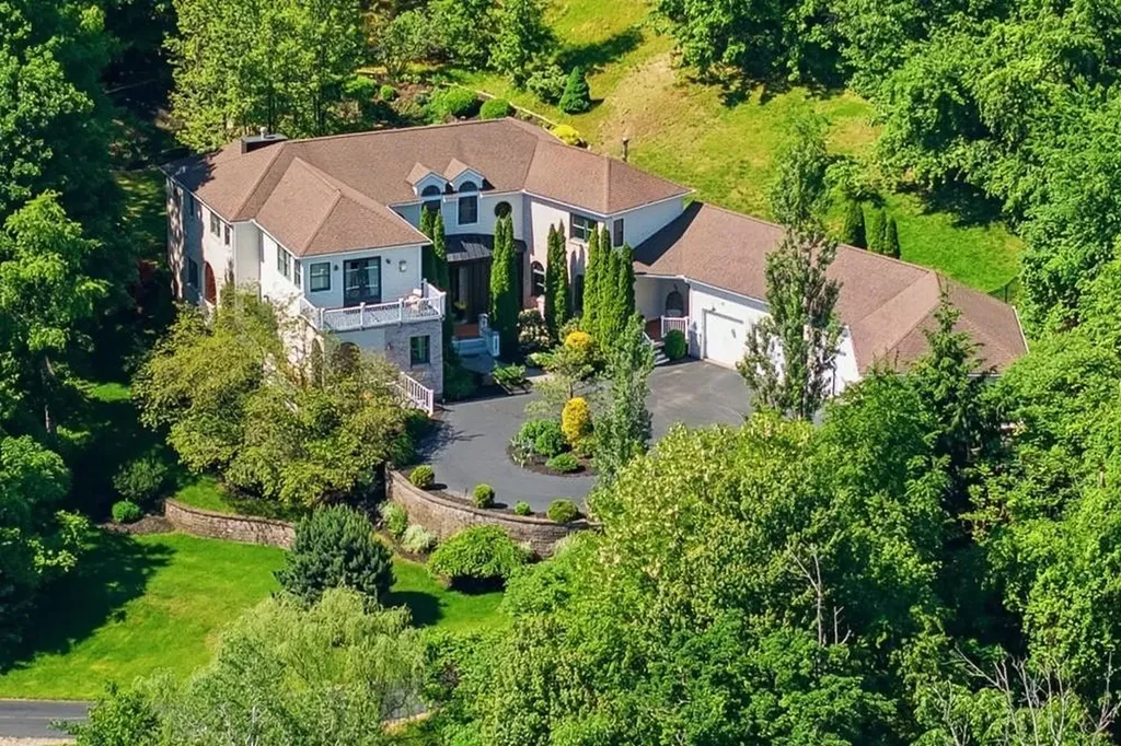 15 Chardonnay Terrace Bedford NH 03110
