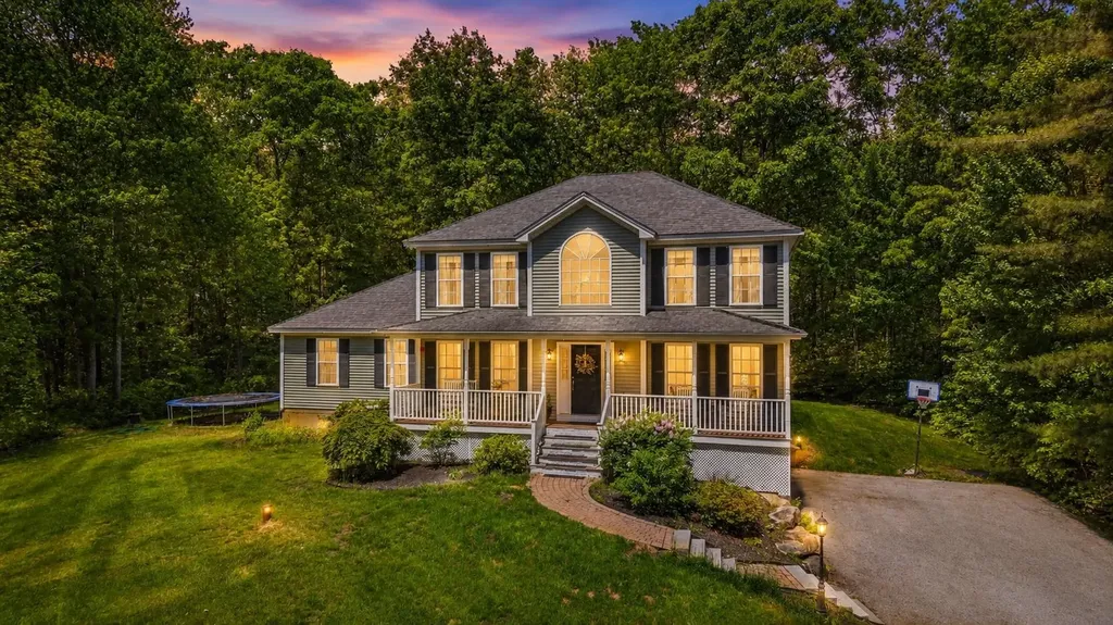 24 Gardensong Drive Hooksett NH 03106