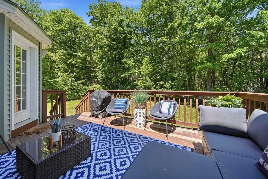 24 Gardensong Drive Hooksett NH 03106
