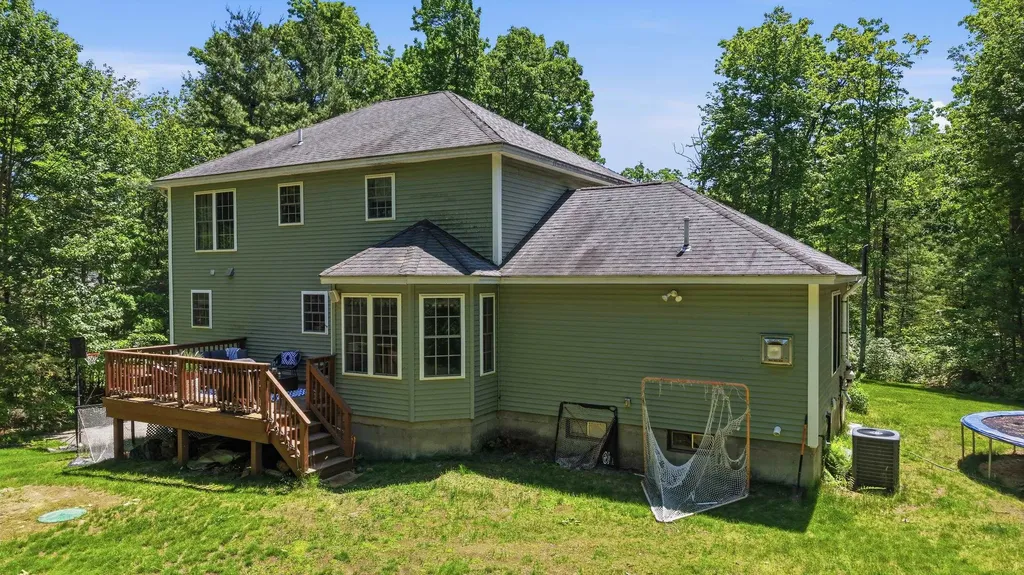 24 Gardensong Drive Hooksett NH 03106