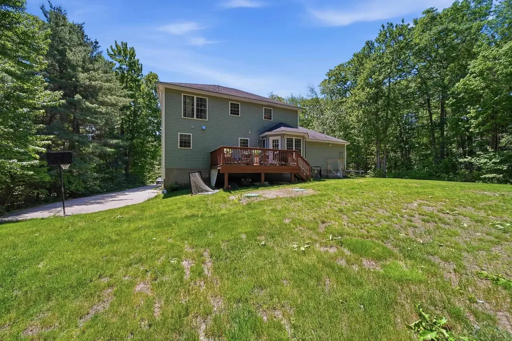 24 Gardensong Drive Hooksett NH 03106