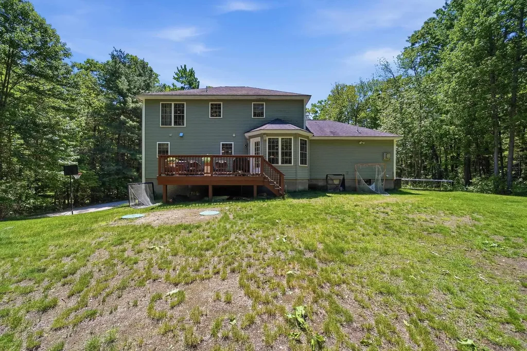 24 Gardensong Drive Hooksett NH 03106