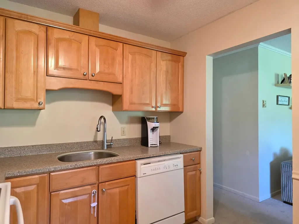 8 Hawthorne Circle South Burlington VT 05403