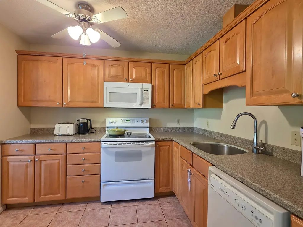 8 Hawthorne Circle South Burlington VT 05403