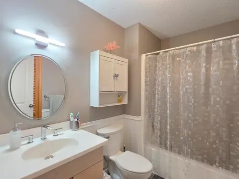 8 Hawthorne Circle South Burlington VT 05403