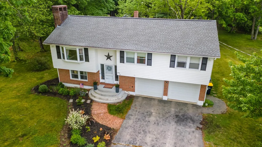 32 Alvirne Drive Hudson NH 03051