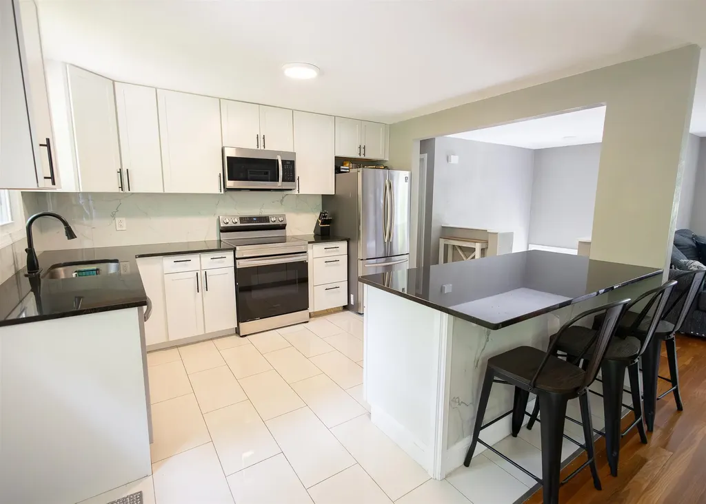 32 Alvirne Drive Hudson NH 03051