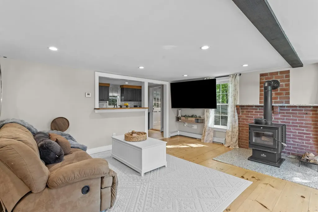17A Penn Avenue Deerfield NH 03037