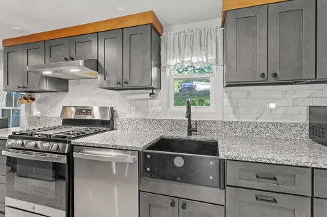 17A Penn Avenue Deerfield NH 03037