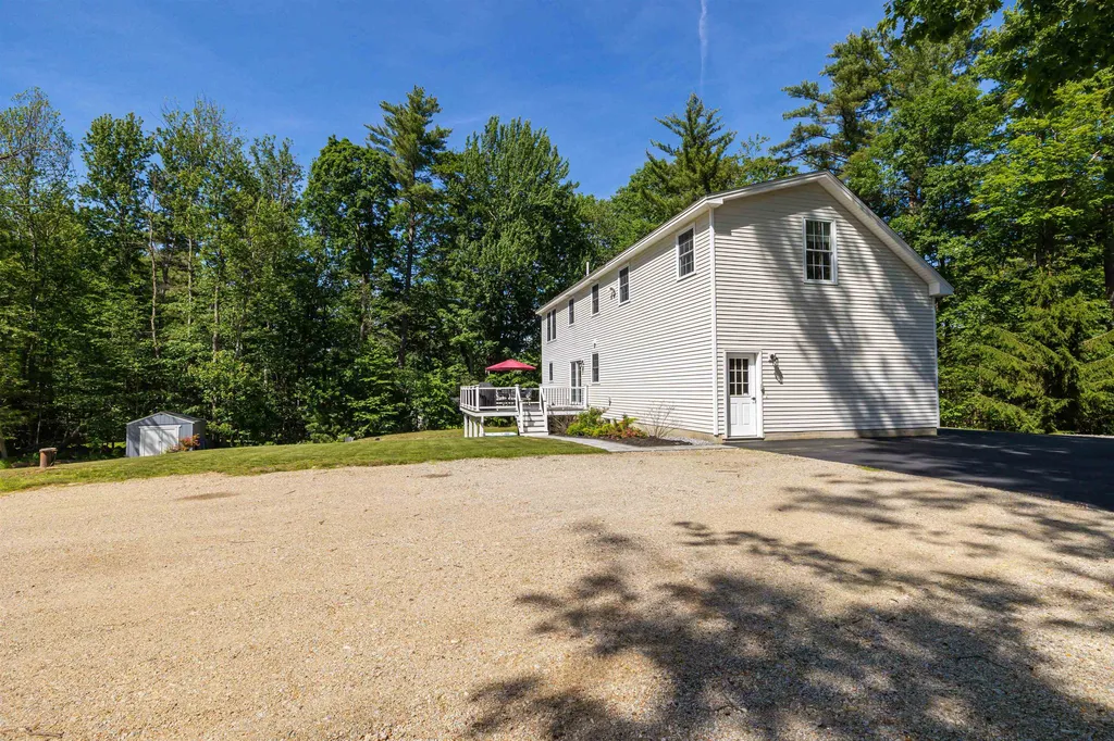 877 River Road Weare NH 03281