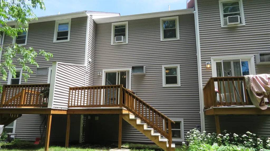 17 Oakwood Circle Goffstown NH 03045