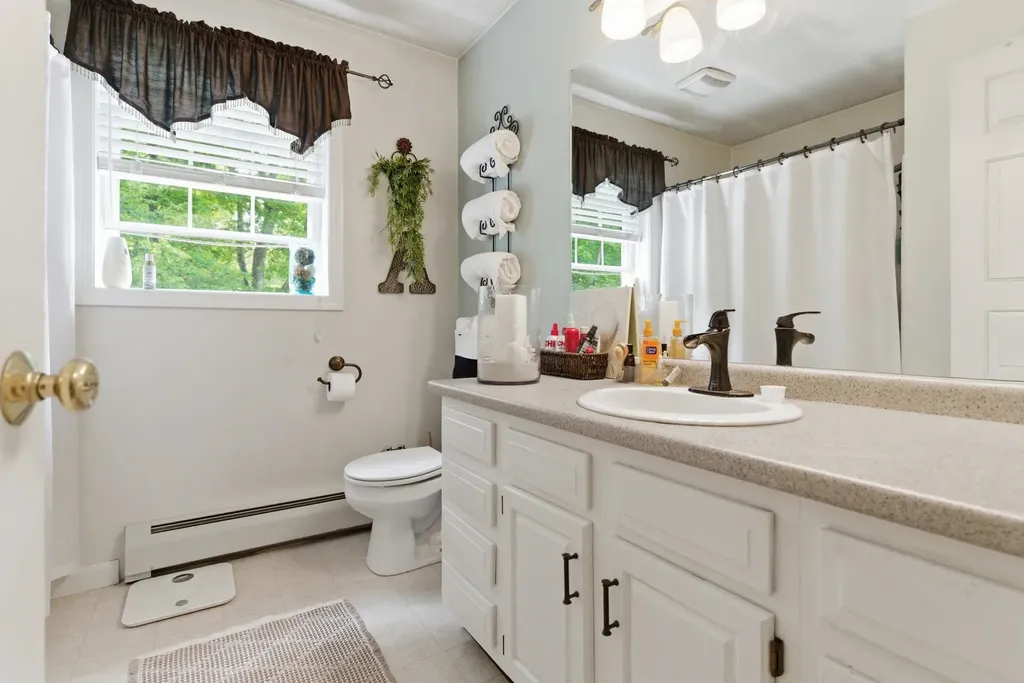 4 Norris Farm Road Raymond NH 03077
