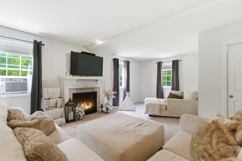 4 Norris Farm Road Raymond NH 03077