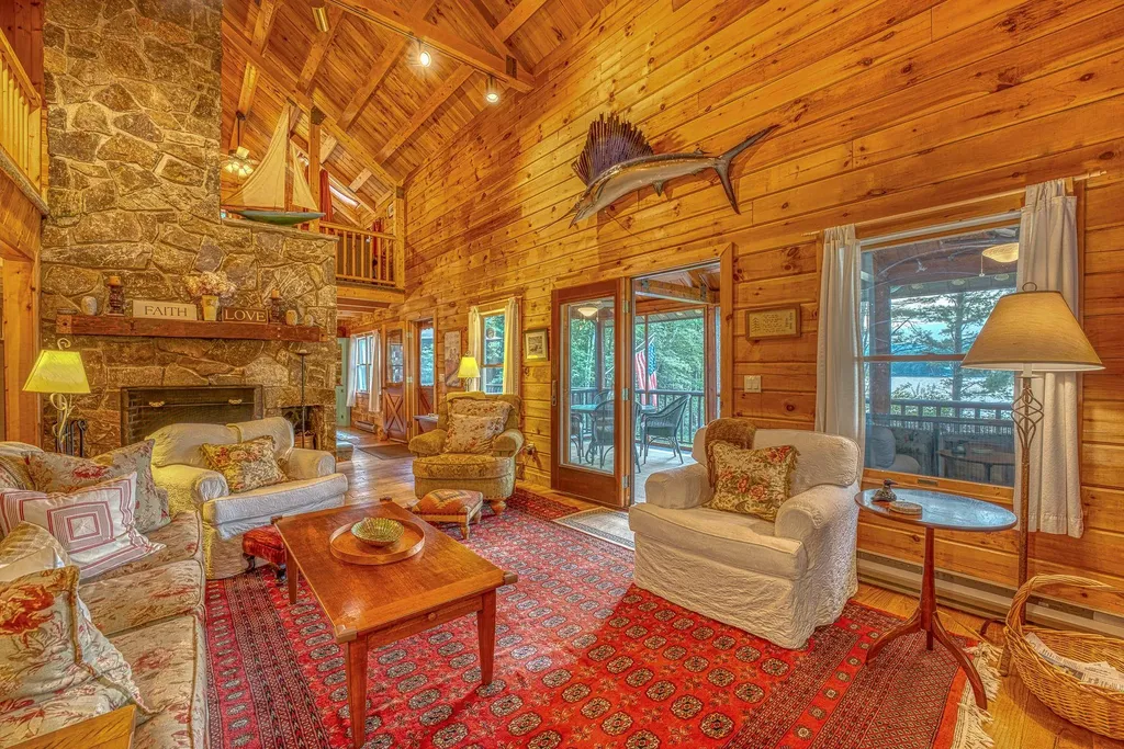 11 Squamasee Road Holderness NH 03245
