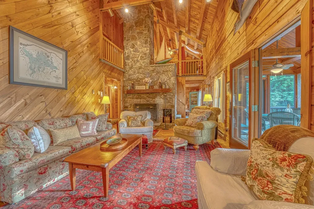 11 Squamasee Road Holderness NH 03245