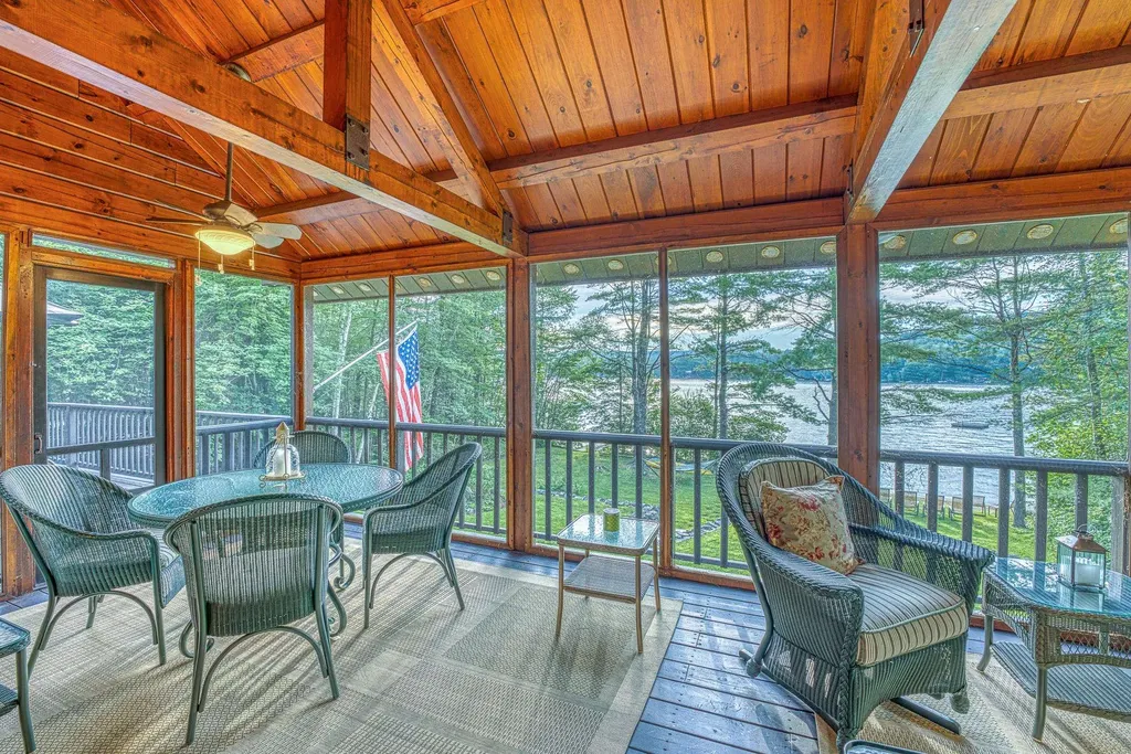 11 Squamasee Road Holderness NH 03245