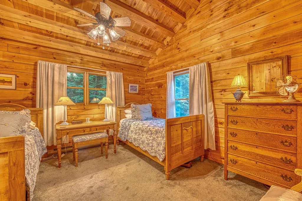 11 Squamasee Road Holderness NH 03245