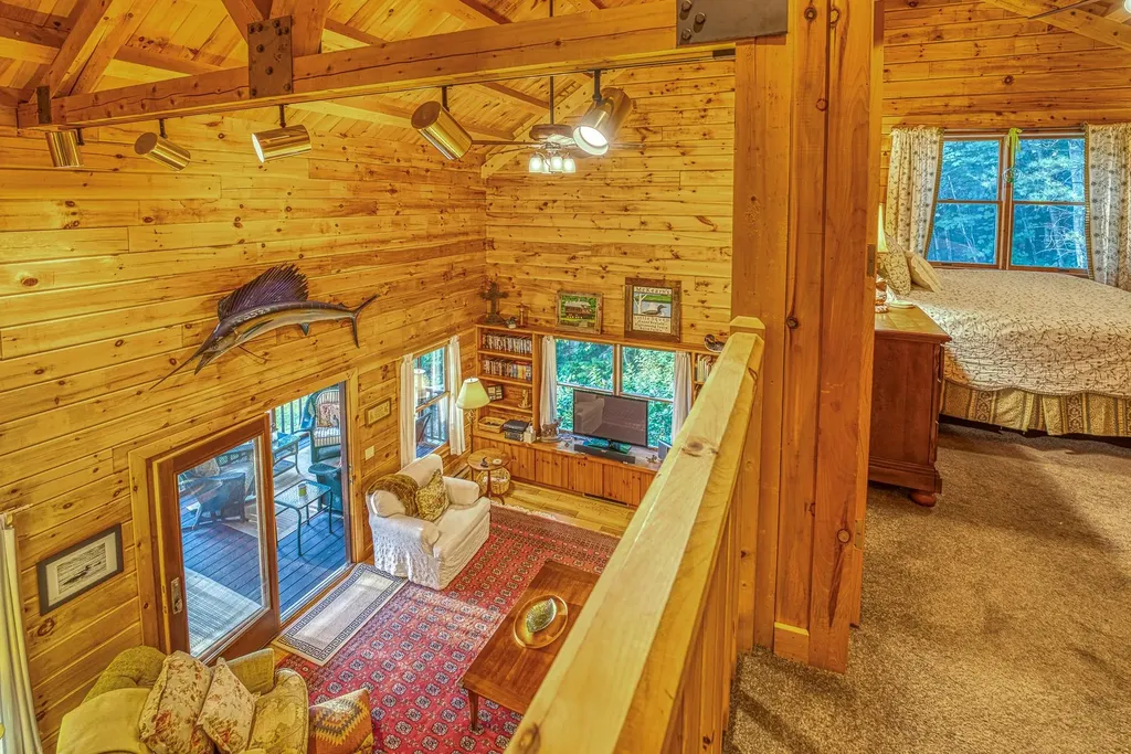 11 Squamasee Road Holderness NH 03245
