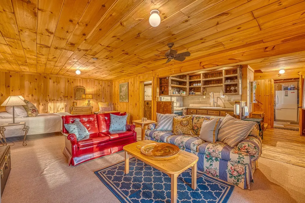 11 Squamasee Road Holderness NH 03245