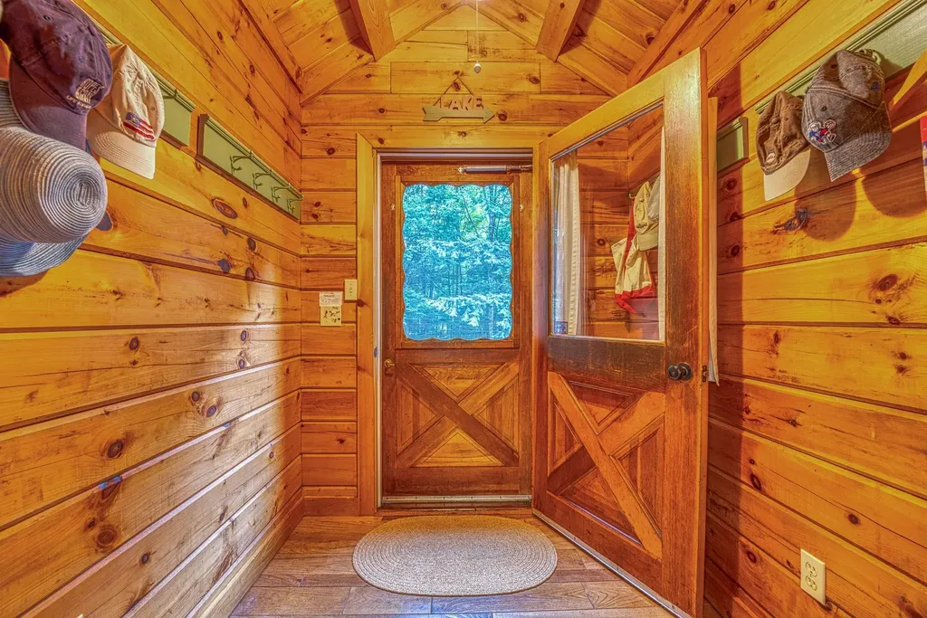 11 Squamasee Road Holderness NH 03245