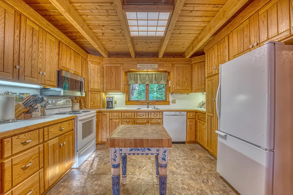 11 Squamasee Road Holderness NH 03245