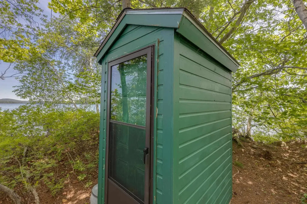 28 Potato Island Holderness NH 03245