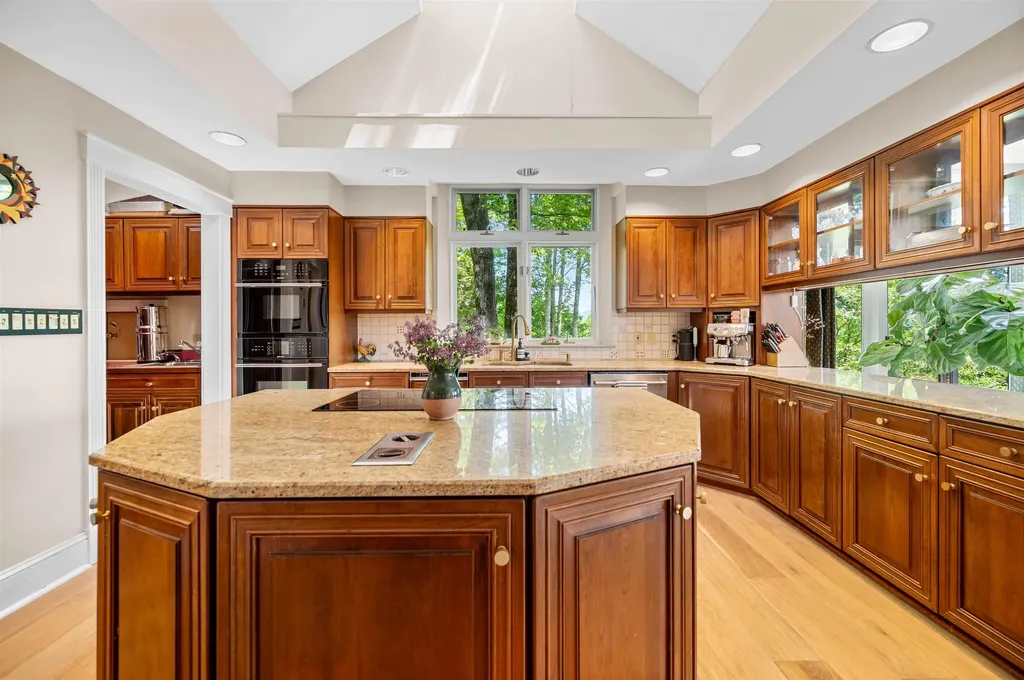 119 Pinnacle Point Waterbury VT 05676