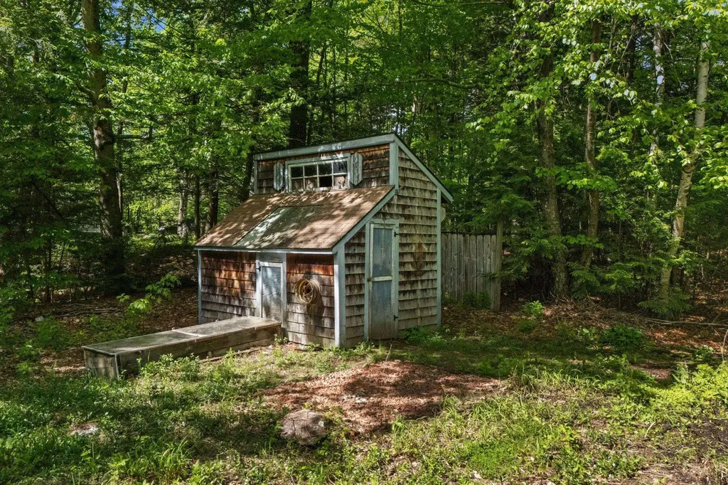 40 Hummingbird Lane Hillsborough NH 03244