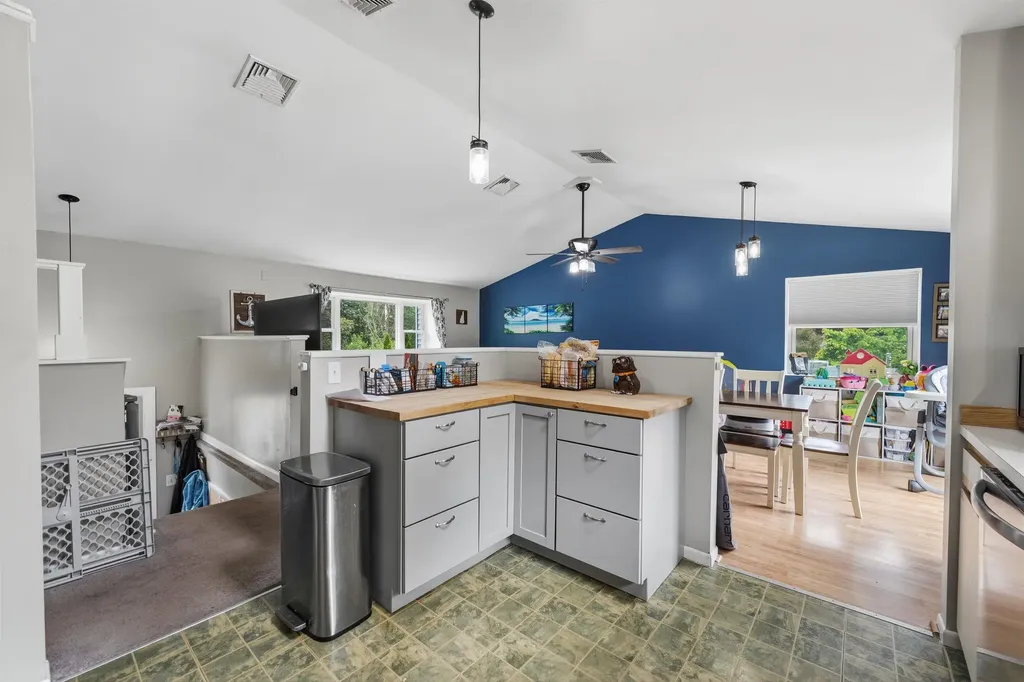 16 Cimmarron Drive Nashua NH 03062