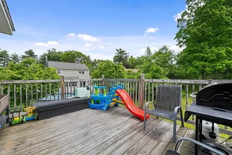 16 Cimmarron Drive Nashua NH 03062