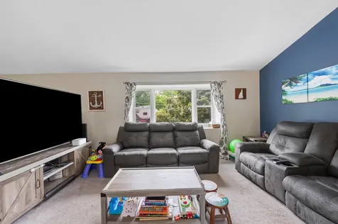 16 Cimmarron Drive Nashua NH 03062