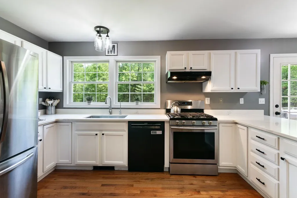 48 Pine Ridge Vernon VT 05354