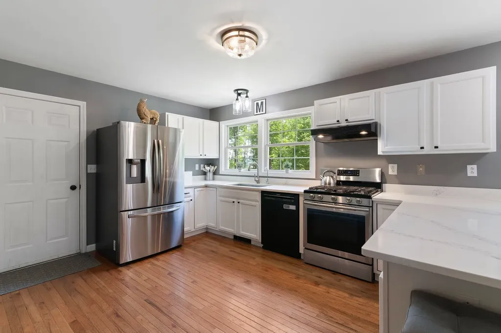 48 Pine Ridge Vernon VT 05354