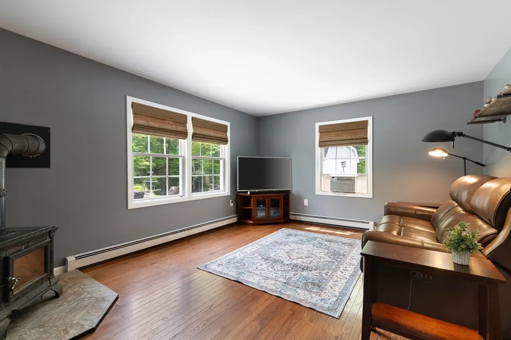 48 Pine Ridge Vernon VT 05354