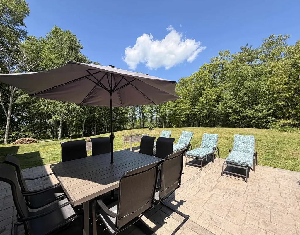 48 Pine Ridge Vernon VT 05354