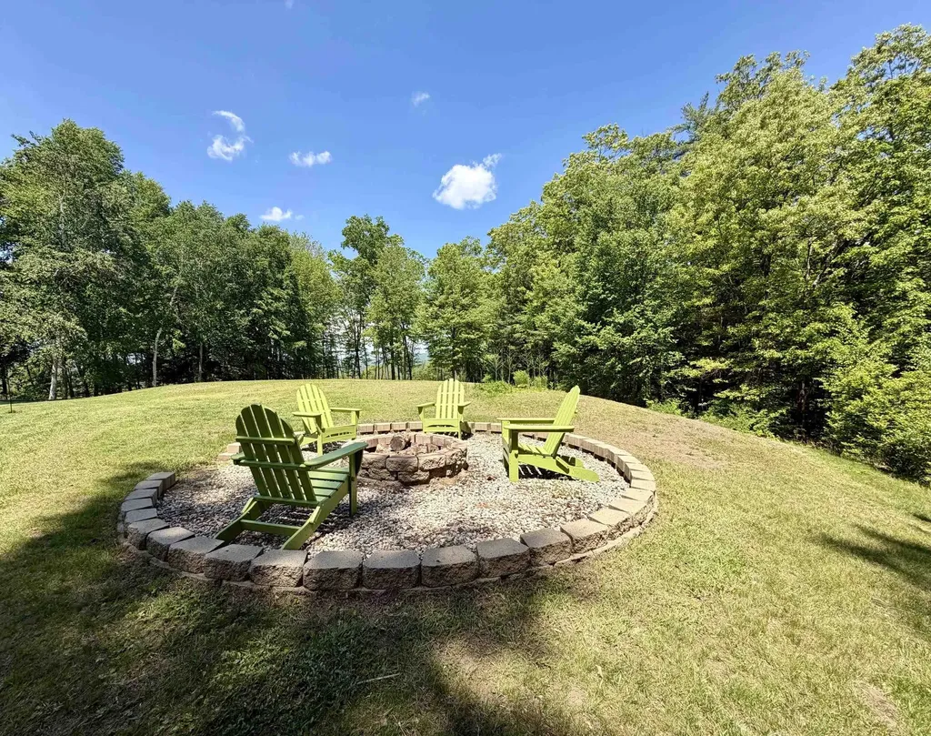 48 Pine Ridge Vernon VT 05354