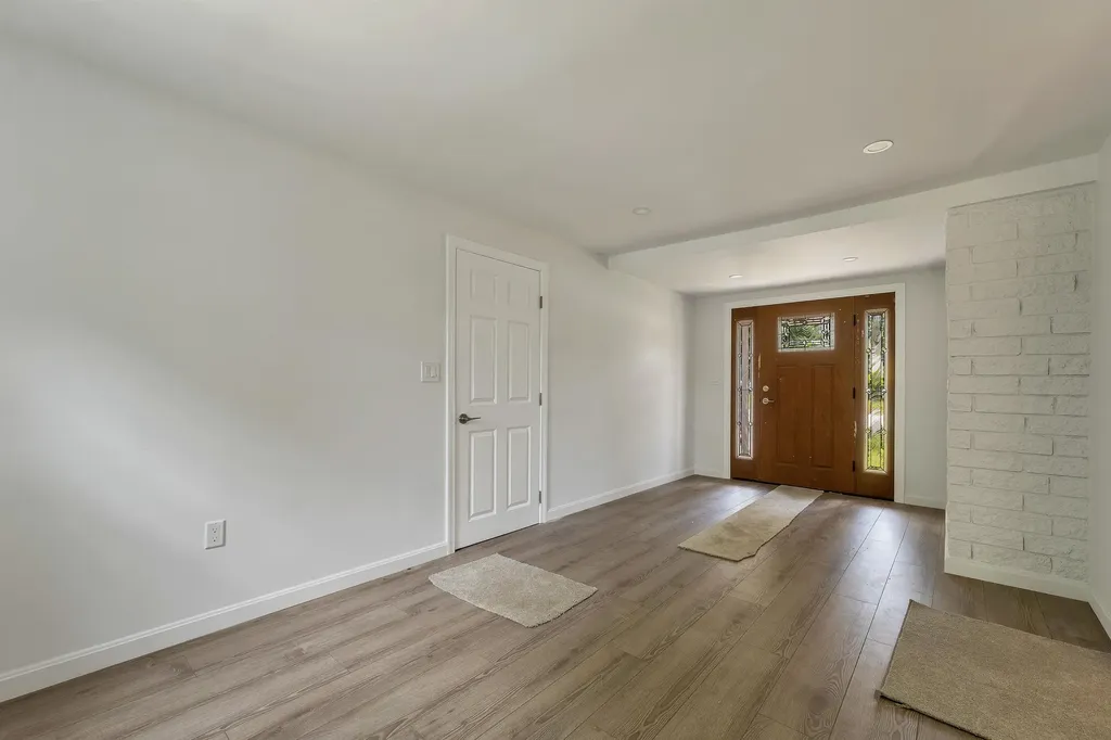 21 Lois Street Rochester NH 03867