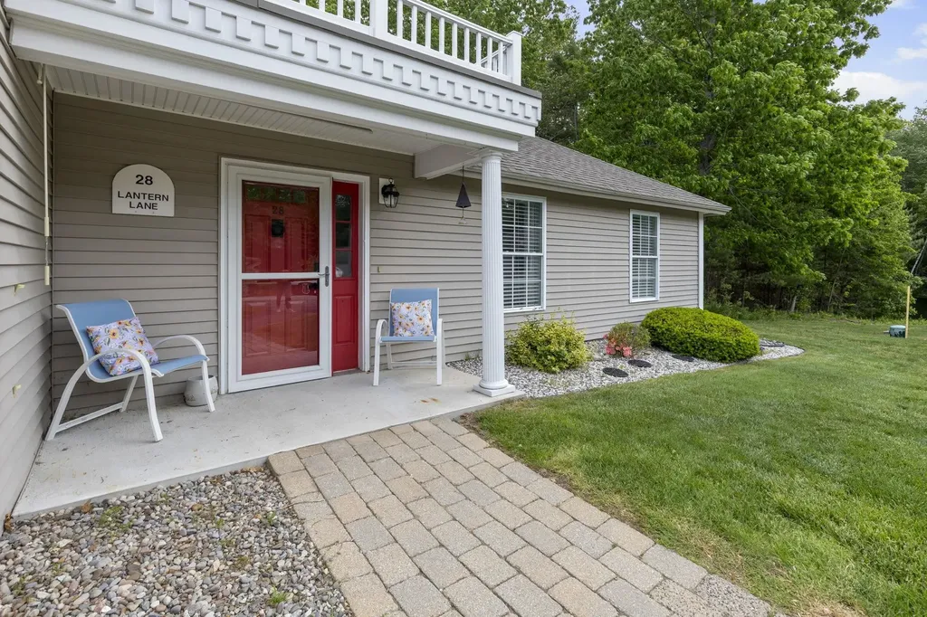 28 Lantern Lane Kingston NH 03848