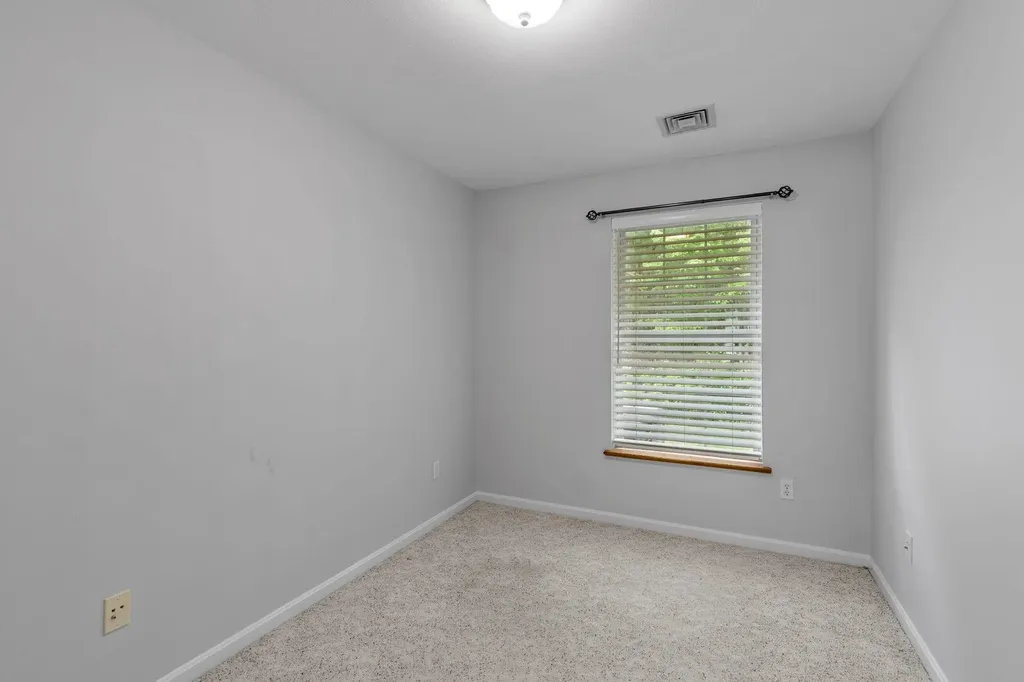 28 Lantern Lane Kingston NH 03848