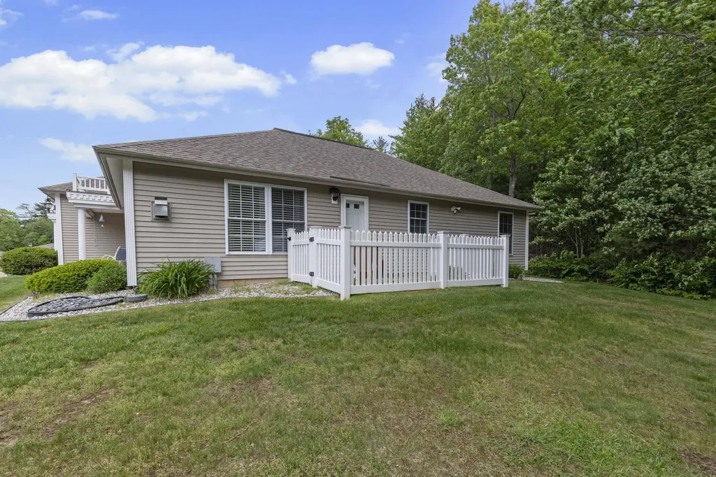 28 Lantern Lane Kingston NH 03848