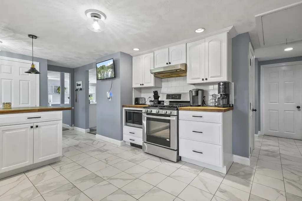 1 Tate Street Hudson NH 03051